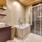 Au Bon Coin - Luxury Hidden Haven, Mont Blanc View, Hot Tub And Garden 霞慕尼