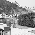 Lägenhet Au Bon Coin - Luxury Hidden Haven, Mont Blanc View, Hot Tub And Garden Chamonix