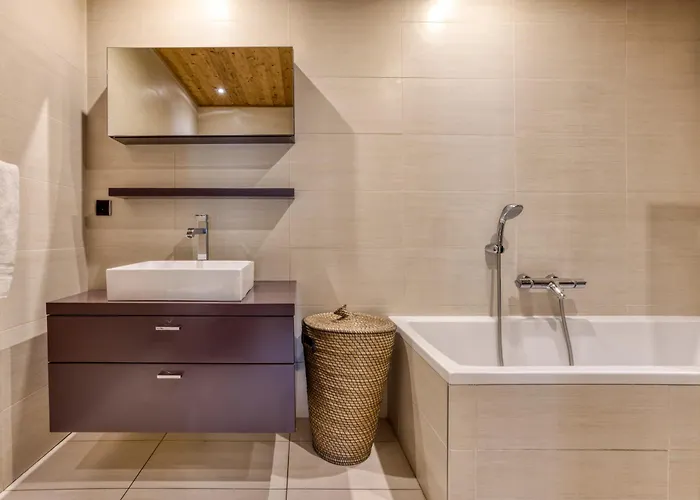 Au Bon Coin - Luxury Hidden Haven, Mont Blanc View, Hot Tub And Garden 霞慕尼